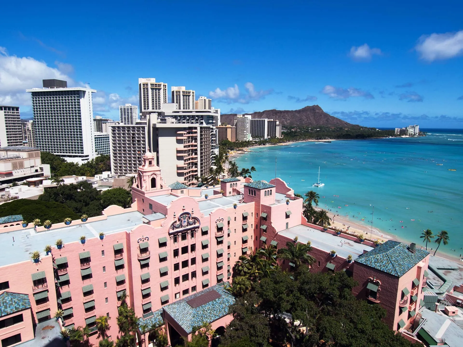 ハワイで有名なピンク色のロイヤルハワイアンホテル